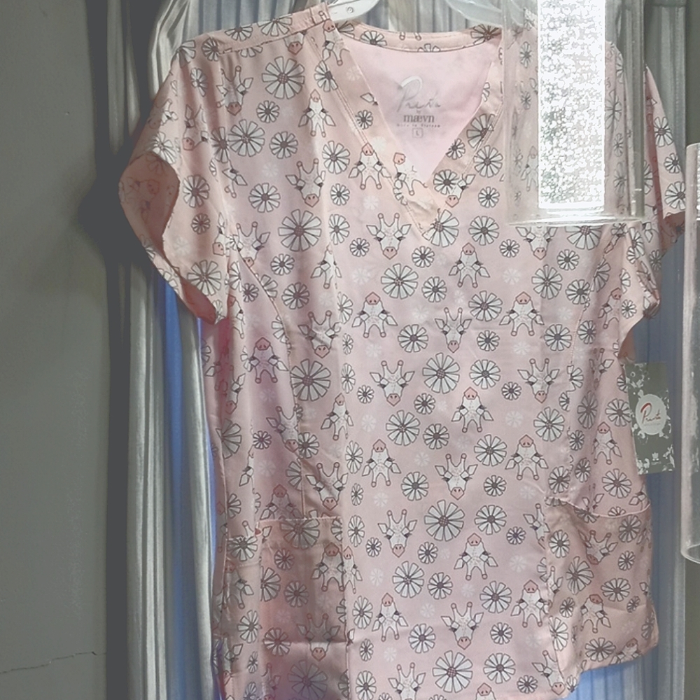 Pretty Pink giraffe scrub top, large,Too CUTE🖤Nice feel, so soft